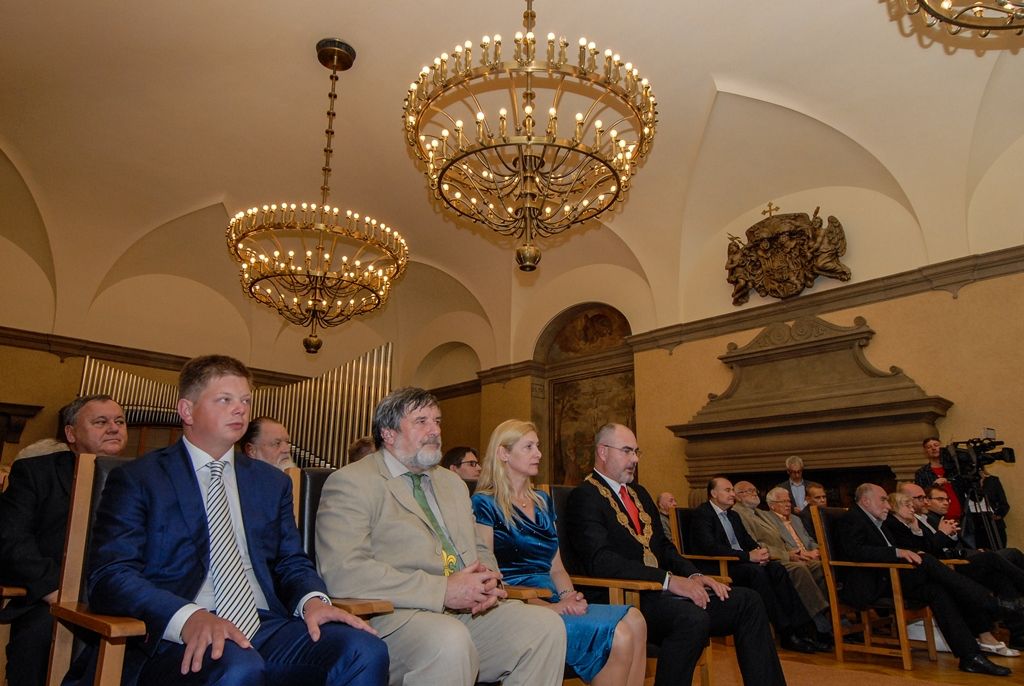 Signatář Charty ´77, novinář, publicista, spisovatel a dramatik Ivan Binar si dnes v západočeské metropoli převzal z rukou primátora Martina Zrzaveckého Cenu 1. června, prestižní ocenění udělované městem Plzeň. Získal ji za trvalou obhajobu a prosazování principů demokracie a lidských práv a svobod. Udělena mu byla při slavnostním zasedání Zastupitelstva města Plzně. To se koná pravidelně 1. června jako vzpomínka na veřejné vystoupení Plzeňanů proti totalitnímu režimu v roce 1953. Návrh na ocenění Ivana Binara podal Petr Náhlík, náměstek primátora pro oblast dopravy a životního prostředí. (foto: 1.6.2016)