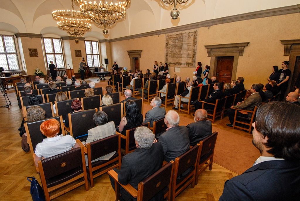 Signatář Charty ´77, novinář, publicista, spisovatel a dramatik Ivan Binar si dnes v západočeské metropoli převzal z rukou primátora Martina Zrzaveckého Cenu 1. června, prestižní ocenění udělované městem Plzeň. Získal ji za trvalou obhajobu a prosazování principů demokracie a lidských práv a svobod. Udělena mu byla při slavnostním zasedání Zastupitelstva města Plzně. To se koná pravidelně 1. června jako vzpomínka na veřejné vystoupení Plzeňanů proti totalitnímu režimu v roce 1953. Návrh na ocenění Ivana Binara podal Petr Náhlík, náměstek primátora pro oblast dopravy a životního prostředí. (foto: 1.6.2016)