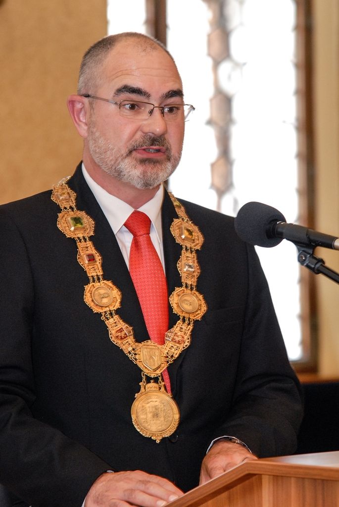 Signatář Charty ´77, novinář, publicista, spisovatel a dramatik Ivan Binar si dnes v západočeské metropoli převzal z rukou primátora Martina Zrzaveckého Cenu 1. června, prestižní ocenění udělované městem Plzeň. Získal ji za trvalou obhajobu a prosazování principů demokracie a lidských práv a svobod. Udělena mu byla při slavnostním zasedání Zastupitelstva města Plzně. To se koná pravidelně 1. června jako vzpomínka na veřejné vystoupení Plzeňanů proti totalitnímu režimu v roce 1953. Návrh na ocenění Ivana Binara podal Petr Náhlík, náměstek primátora pro oblast dopravy a životního prostředí. (foto: 1.6.2016)
