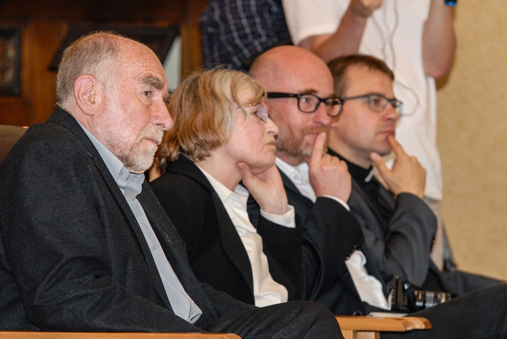 Signatář Charty ´77, novinář, publicista, spisovatel a dramatik Ivan Binar si dnes v západočeské metropoli převzal z rukou primátora Martina Zrzaveckého Cenu 1. června, prestižní ocenění udělované městem Plzeň. Získal ji za trvalou obhajobu a prosazování principů demokracie a lidských práv a svobod. Udělena mu byla při slavnostním zasedání Zastupitelstva města Plzně. To se koná pravidelně 1. června jako vzpomínka na veřejné vystoupení Plzeňanů proti totalitnímu režimu v roce 1953. Návrh na ocenění Ivana Binara podal Petr Náhlík, náměstek primátora pro oblast dopravy a životního prostředí. (foto: 1.6.2016)