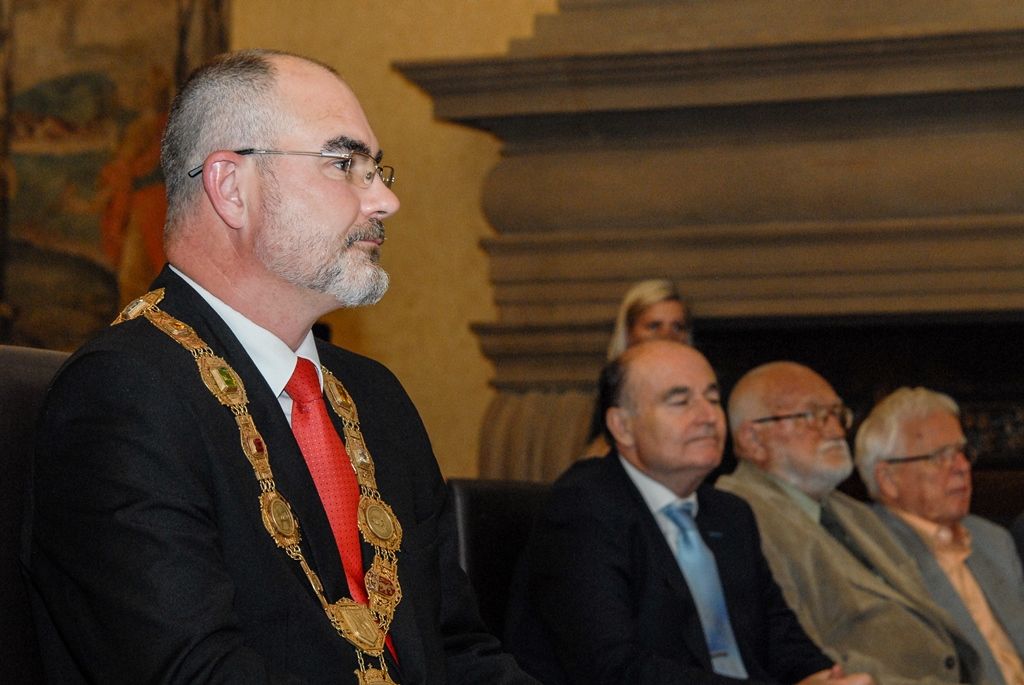 Signatář Charty ´77, novinář, publicista, spisovatel a dramatik Ivan Binar si dnes v západočeské metropoli převzal z rukou primátora Martina Zrzaveckého Cenu 1. června, prestižní ocenění udělované městem Plzeň. Získal ji za trvalou obhajobu a prosazování principů demokracie a lidských práv a svobod. Udělena mu byla při slavnostním zasedání Zastupitelstva města Plzně. To se koná pravidelně 1. června jako vzpomínka na veřejné vystoupení Plzeňanů proti totalitnímu režimu v roce 1953. Návrh na ocenění Ivana Binara podal Petr Náhlík, náměstek primátora pro oblast dopravy a životního prostředí. (foto: 1.6.2016)