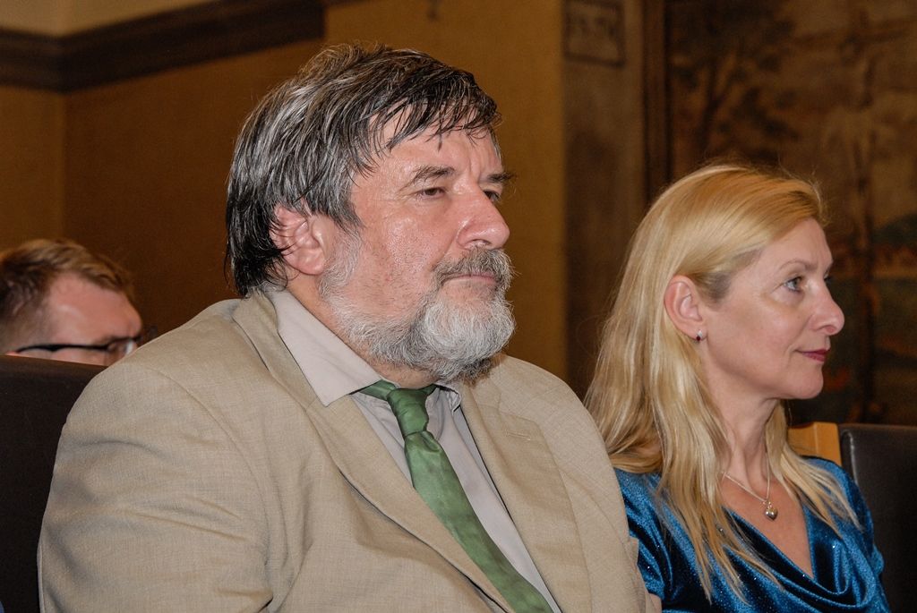 Signatář Charty ´77, novinář, publicista, spisovatel a dramatik Ivan Binar si dnes v západočeské metropoli převzal z rukou primátora Martina Zrzaveckého Cenu 1. června, prestižní ocenění udělované městem Plzeň. Získal ji za trvalou obhajobu a prosazování principů demokracie a lidských práv a svobod. Udělena mu byla při slavnostním zasedání Zastupitelstva města Plzně. To se koná pravidelně 1. června jako vzpomínka na veřejné vystoupení Plzeňanů proti totalitnímu režimu v roce 1953. Návrh na ocenění Ivana Binara podal Petr Náhlík, náměstek primátora pro oblast dopravy a životního prostředí. (foto: 1.6.2016)