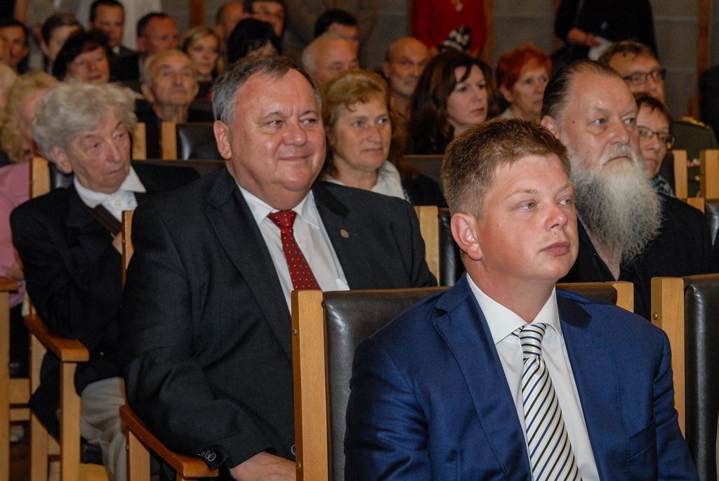 Signatář Charty ´77, novinář, publicista, spisovatel a dramatik Ivan Binar si dnes v západočeské metropoli převzal z rukou primátora Martina Zrzaveckého Cenu 1. června, prestižní ocenění udělované městem Plzeň. Získal ji za trvalou obhajobu a prosazování principů demokracie a lidských práv a svobod. Udělena mu byla při slavnostním zasedání Zastupitelstva města Plzně. To se koná pravidelně 1. června jako vzpomínka na veřejné vystoupení Plzeňanů proti totalitnímu režimu v roce 1953. Návrh na ocenění Ivana Binara podal Petr Náhlík, náměstek primátora pro oblast dopravy a životního prostředí. (foto: 1.6.2016)