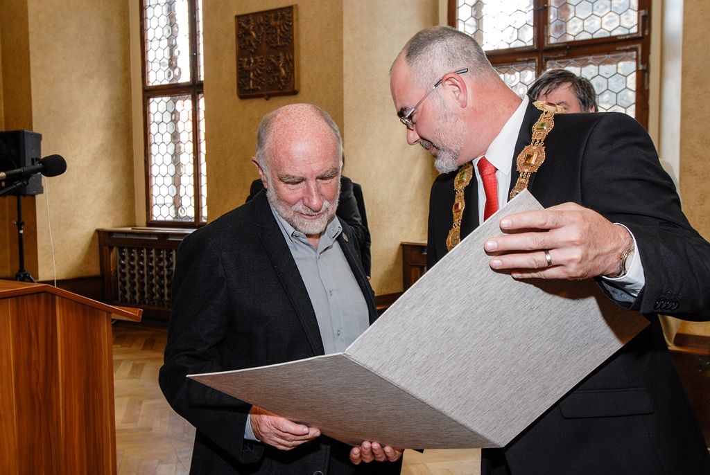 Signatář Charty ´77, novinář, publicista, spisovatel a dramatik Ivan Binar si dnes v západočeské metropoli převzal z rukou primátora Martina Zrzaveckého Cenu 1. června, prestižní ocenění udělované městem Plzeň. Získal ji za trvalou obhajobu a prosazování principů demokracie a lidských práv a svobod. Udělena mu byla při slavnostním zasedání Zastupitelstva města Plzně. To se koná pravidelně 1. června jako vzpomínka na veřejné vystoupení Plzeňanů proti totalitnímu režimu v roce 1953. Návrh na ocenění Ivana Binara podal Petr Náhlík, náměstek primátora pro oblast dopravy a životního prostředí. (foto: 1.6.2016)