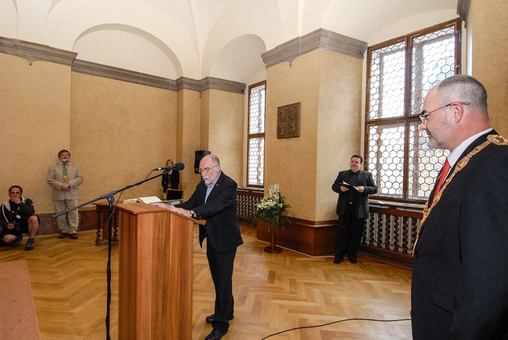 Signatář Charty ´77, novinář, publicista, spisovatel a dramatik Ivan Binar si dnes v západočeské metropoli převzal z rukou primátora Martina Zrzaveckého Cenu 1. června, prestižní ocenění udělované městem Plzeň. Získal ji za trvalou obhajobu a prosazování principů demokracie a lidských práv a svobod. Udělena mu byla při slavnostním zasedání Zastupitelstva města Plzně. To se koná pravidelně 1. června jako vzpomínka na veřejné vystoupení Plzeňanů proti totalitnímu režimu v roce 1953. Návrh na ocenění Ivana Binara podal Petr Náhlík, náměstek primátora pro oblast dopravy a životního prostředí. (foto: 1.6.2016)