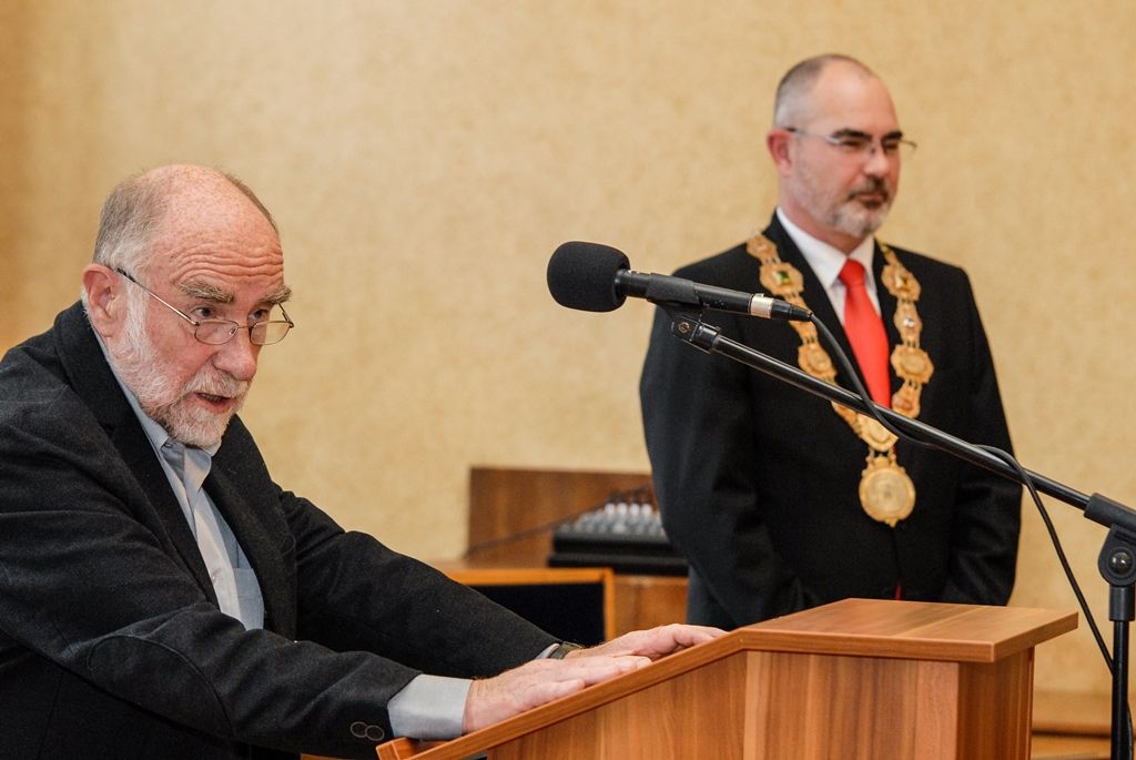 Signatář Charty ´77, novinář, publicista, spisovatel a dramatik Ivan Binar si dnes v západočeské metropoli převzal z rukou primátora Martina Zrzaveckého Cenu 1. června, prestižní ocenění udělované městem Plzeň. Získal ji za trvalou obhajobu a prosazování principů demokracie a lidských práv a svobod. Udělena mu byla při slavnostním zasedání Zastupitelstva města Plzně. To se koná pravidelně 1. června jako vzpomínka na veřejné vystoupení Plzeňanů proti totalitnímu režimu v roce 1953. Návrh na ocenění Ivana Binara podal Petr Náhlík, náměstek primátora pro oblast dopravy a životního prostředí. (foto: 1.6.2016)