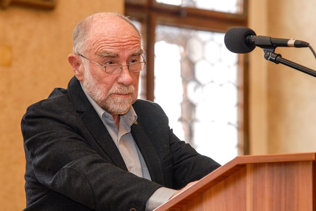 Signatář Charty ´77, novinář, publicista, spisovatel a dramatik Ivan Binar si dnes v západočeské metropoli převzal z rukou primátora Martina Zrzaveckého Cenu 1. června, prestižní ocenění udělované městem Plzeň. Získal ji za trvalou obhajobu a prosazování principů demokracie a lidských práv a svobod. Udělena mu byla při slavnostním zasedání Zastupitelstva města Plzně. To se koná pravidelně 1. června jako vzpomínka na veřejné vystoupení Plzeňanů proti totalitnímu režimu v roce 1953. Návrh na ocenění Ivana Binara podal Petr Náhlík, náměstek primátora pro oblast dopravy a životního prostředí. (foto: 1.6.2016)