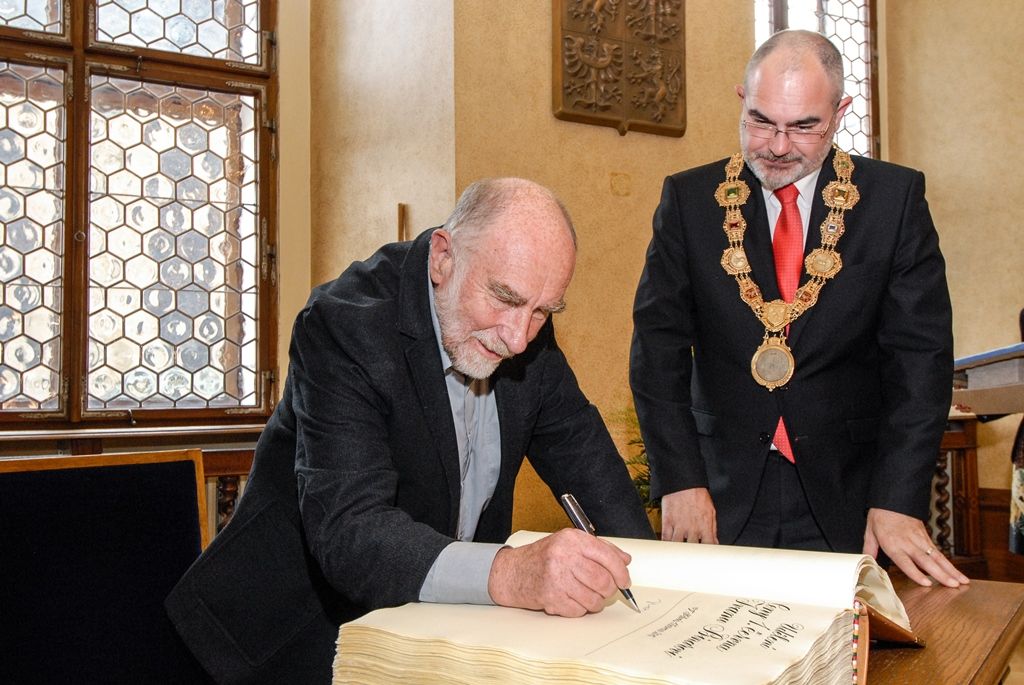 Signatář Charty ´77, novinář, publicista, spisovatel a dramatik Ivan Binar si dnes v západočeské metropoli převzal z rukou primátora Martina Zrzaveckého Cenu 1. června, prestižní ocenění udělované městem Plzeň. Získal ji za trvalou obhajobu a prosazování principů demokracie a lidských práv a svobod. Udělena mu byla při slavnostním zasedání Zastupitelstva města Plzně. To se koná pravidelně 1. června jako vzpomínka na veřejné vystoupení Plzeňanů proti totalitnímu režimu v roce 1953. Návrh na ocenění Ivana Binara podal Petr Náhlík, náměstek primátora pro oblast dopravy a životního prostředí. (foto: 1.6.2016)