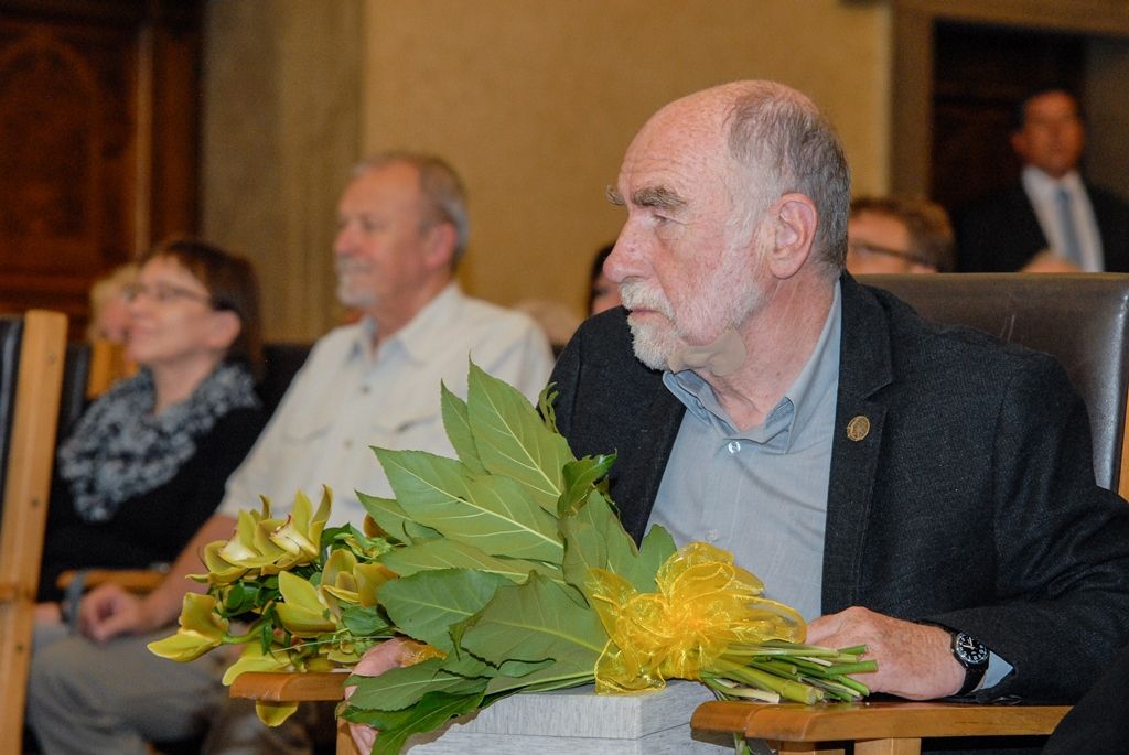 Signatář Charty ´77, novinář, publicista, spisovatel a dramatik Ivan Binar si dnes v západočeské metropoli převzal z rukou primátora Martina Zrzaveckého Cenu 1. června, prestižní ocenění udělované městem Plzeň. Získal ji za trvalou obhajobu a prosazování principů demokracie a lidských práv a svobod. Udělena mu byla při slavnostním zasedání Zastupitelstva města Plzně. To se koná pravidelně 1. června jako vzpomínka na veřejné vystoupení Plzeňanů proti totalitnímu režimu v roce 1953. Návrh na ocenění Ivana Binara podal Petr Náhlík, náměstek primátora pro oblast dopravy a životního prostředí. (foto: 1.6.2016)
