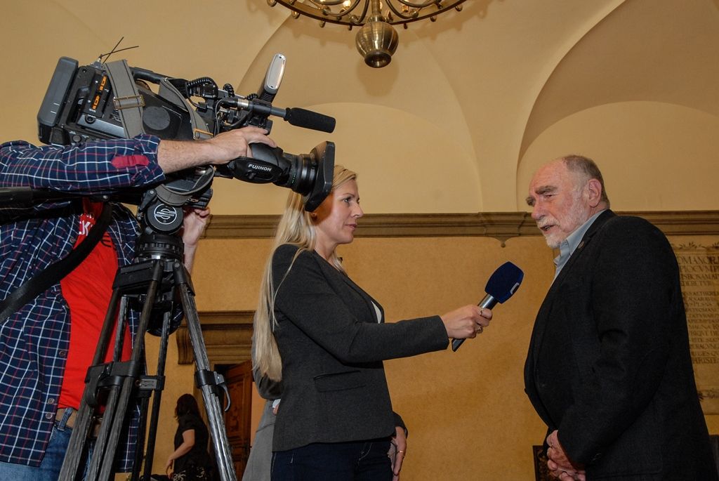 Signatář Charty ´77, novinář, publicista, spisovatel a dramatik Ivan Binar si dnes v západočeské metropoli převzal z rukou primátora Martina Zrzaveckého Cenu 1. června, prestižní ocenění udělované městem Plzeň. Získal ji za trvalou obhajobu a prosazování principů demokracie a lidských práv a svobod. Udělena mu byla při slavnostním zasedání Zastupitelstva města Plzně. To se koná pravidelně 1. června jako vzpomínka na veřejné vystoupení Plzeňanů proti totalitnímu režimu v roce 1953. Návrh na ocenění Ivana Binara podal Petr Náhlík, náměstek primátora pro oblast dopravy a životního prostředí. (foto: 1.6.2016)