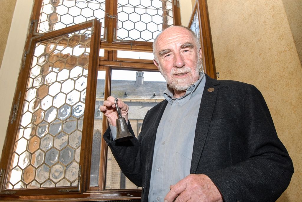 Signatář Charty ´77, novinář, publicista, spisovatel a dramatik Ivan Binar si dnes v západočeské metropoli převzal z rukou primátora Martina Zrzaveckého Cenu 1. června, prestižní ocenění udělované městem Plzeň. Získal ji za trvalou obhajobu a prosazování principů demokracie a lidských práv a svobod. Udělena mu byla při slavnostním zasedání Zastupitelstva města Plzně. To se koná pravidelně 1. června jako vzpomínka na veřejné vystoupení Plzeňanů proti totalitnímu režimu v roce 1953. Návrh na ocenění Ivana Binara podal Petr Náhlík, náměstek primátora pro oblast dopravy a životního prostředí. (foto: 1.6.2016)