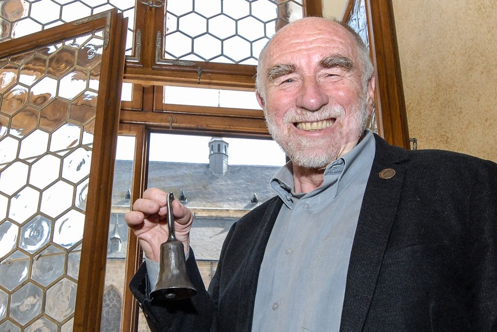 Signatář Charty ´77, novinář, publicista, spisovatel a dramatik Ivan Binar si dnes v západočeské metropoli převzal z rukou primátora Martina Zrzaveckého Cenu 1. června, prestižní ocenění udělované městem Plzeň. Získal ji za trvalou obhajobu a prosazování principů demokracie a lidských práv a svobod. Udělena mu byla při slavnostním zasedání Zastupitelstva města Plzně. To se koná pravidelně 1. června jako vzpomínka na veřejné vystoupení Plzeňanů proti totalitnímu režimu v roce 1953. Návrh na ocenění Ivana Binara podal Petr Náhlík, náměstek primátora pro oblast dopravy a životního prostředí. (foto: 1.6.2016)