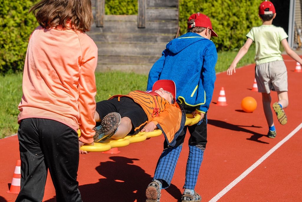 Praktické úkoly i testy plnili žáci v soutěži Malý záchranář