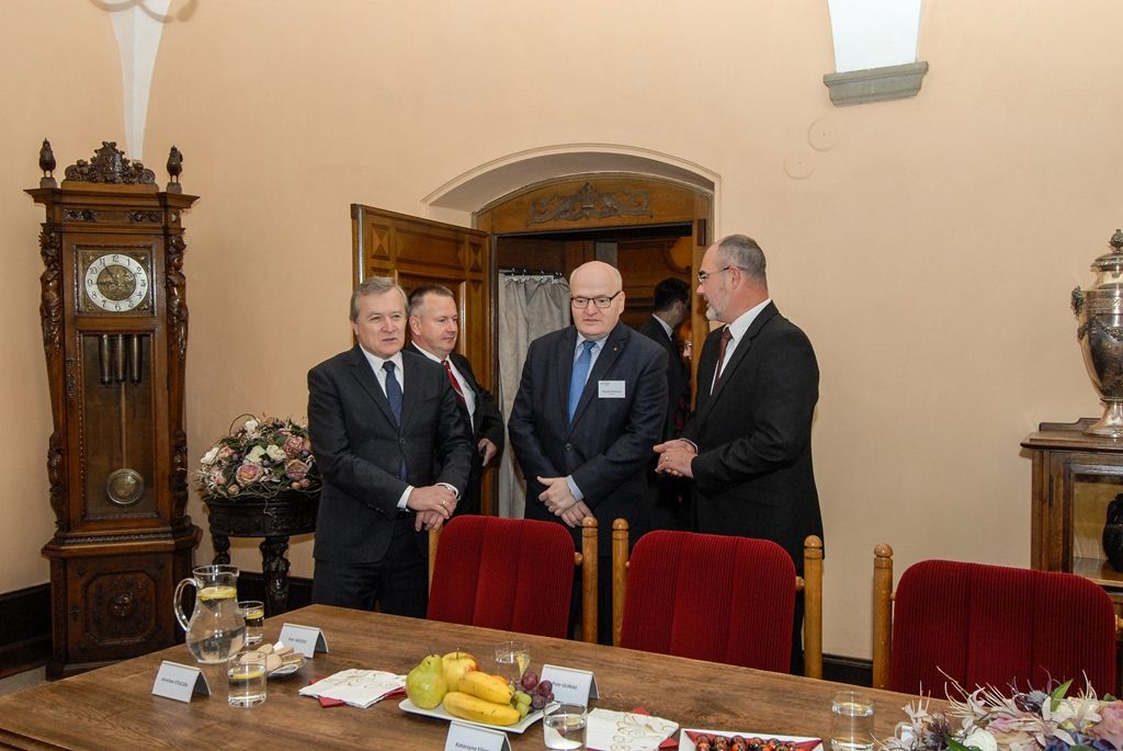 Primátor Plzně Martin Zrzavecký se dnes setkal s ministry kultury Visegrádské skupiny (V4) a dalšími zástupci, kteří jsou v Plzni od čtvrtka na dvoudenním zasedání. Tématem diskuze s ministrem kultury České republiky Danielem Hermanem, polským místopředsedou vlády a ministrem kultury a národního dědictví Piotrem Glińskim, státním tajemníkem Ministerstva kultury Slovenské republiky Ivanem Sečíkem a maďarským státním tajemníkem resortu lidských zdrojů Bencem Rétvárim bylo hodnocení projektu Plzeň – Evropské hlavní město kultury 2015 a také například i nová identita Plzně. (foto: 10.6.2016)