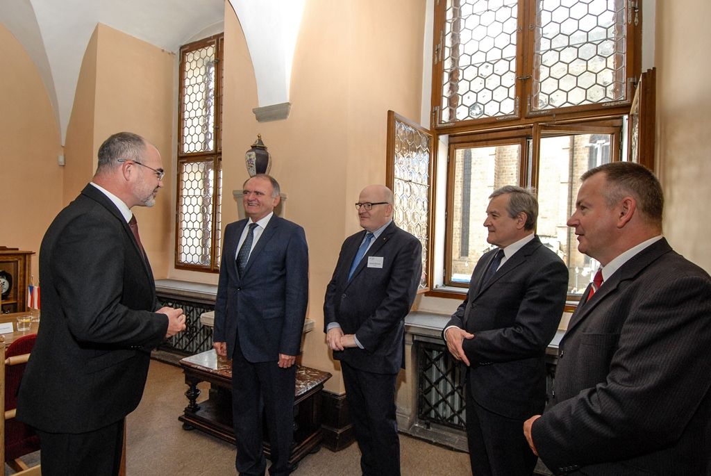 Primátor Plzně Martin Zrzavecký se dnes setkal s ministry kultury Visegrádské skupiny (V4) a dalšími zástupci, kteří jsou v Plzni od čtvrtka na dvoudenním zasedání. Tématem diskuze s ministrem kultury České republiky Danielem Hermanem, polským místopředsedou vlády a ministrem kultury a národního dědictví Piotrem Glińskim, státním tajemníkem Ministerstva kultury Slovenské republiky Ivanem Sečíkem a maďarským státním tajemníkem resortu lidských zdrojů Bencem Rétvárim bylo hodnocení projektu Plzeň – Evropské hlavní město kultury 2015 a také například i nová identita Plzně. (foto: 10.6.2016)