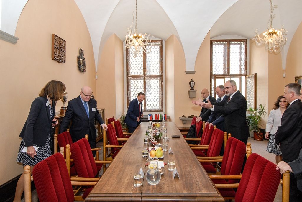 Primátor Plzně Martin Zrzavecký se dnes setkal s ministry kultury Visegrádské skupiny (V4) a dalšími zástupci, kteří jsou v Plzni od čtvrtka na dvoudenním zasedání. Tématem diskuze s ministrem kultury České republiky Danielem Hermanem, polským místopředsedou vlády a ministrem kultury a národního dědictví Piotrem Glińskim, státním tajemníkem Ministerstva kultury Slovenské republiky Ivanem Sečíkem a maďarským státním tajemníkem resortu lidských zdrojů Bencem Rétvárim bylo hodnocení projektu Plzeň – Evropské hlavní město kultury 2015 a také například i nová identita Plzně. (foto: 10.6.2016)