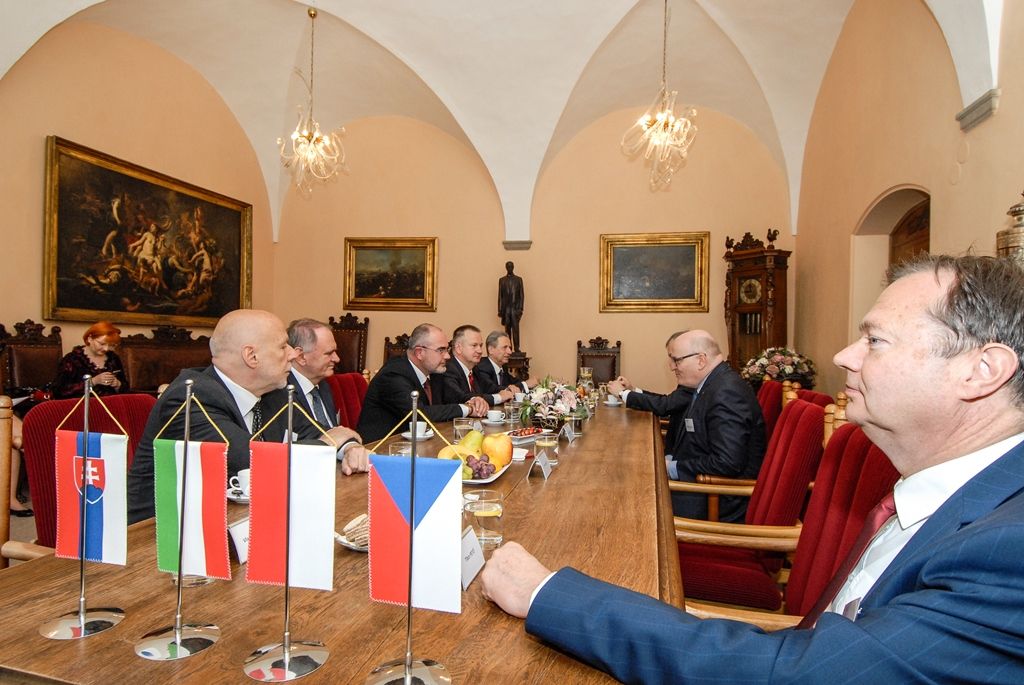 Primátor Plzně Martin Zrzavecký se dnes setkal s ministry kultury Visegrádské skupiny (V4) a dalšími zástupci, kteří jsou v Plzni od čtvrtka na dvoudenním zasedání. Tématem diskuze s ministrem kultury České republiky Danielem Hermanem, polským místopředsedou vlády a ministrem kultury a národního dědictví Piotrem Glińskim, státním tajemníkem Ministerstva kultury Slovenské republiky Ivanem Sečíkem a maďarským státním tajemníkem resortu lidských zdrojů Bencem Rétvárim bylo hodnocení projektu Plzeň – Evropské hlavní město kultury 2015 a také například i nová identita Plzně. (foto: 10.6.2016)