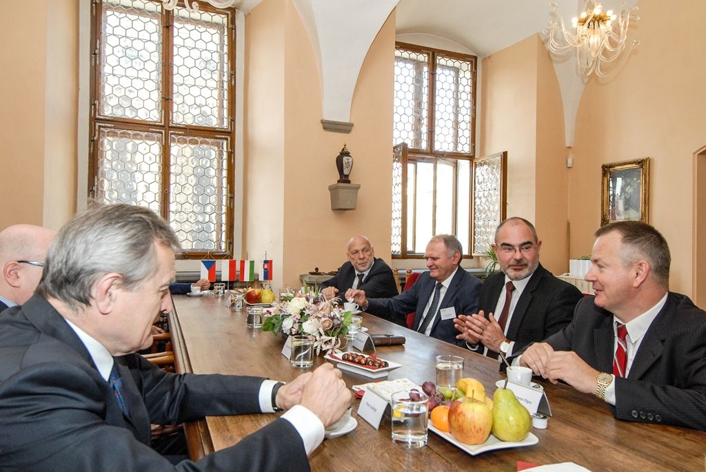 Primátor Plzně Martin Zrzavecký se dnes setkal s ministry kultury Visegrádské skupiny (V4) a dalšími zástupci, kteří jsou v Plzni od čtvrtka na dvoudenním zasedání. Tématem diskuze s ministrem kultury České republiky Danielem Hermanem, polským místopředsedou vlády a ministrem kultury a národního dědictví Piotrem Glińskim, státním tajemníkem Ministerstva kultury Slovenské republiky Ivanem Sečíkem a maďarským státním tajemníkem resortu lidských zdrojů Bencem Rétvárim bylo hodnocení projektu Plzeň – Evropské hlavní město kultury 2015 a také například i nová identita Plzně. (foto: 10.6.2016)