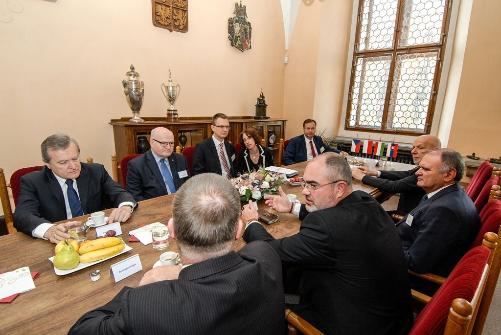 Primátor Plzně Martin Zrzavecký se dnes setkal s ministry kultury Visegrádské skupiny (V4) a dalšími zástupci, kteří jsou v Plzni od čtvrtka na dvoudenním zasedání. Tématem diskuze s ministrem kultury České republiky Danielem Hermanem, polským místopředsedou vlády a ministrem kultury a národního dědictví Piotrem Glińskim, státním tajemníkem Ministerstva kultury Slovenské republiky Ivanem Sečíkem a maďarským státním tajemníkem resortu lidských zdrojů Bencem Rétvárim bylo hodnocení projektu Plzeň – Evropské hlavní město kultury 2015 a také například i nová identita Plzně. (foto: 10.6.2016)