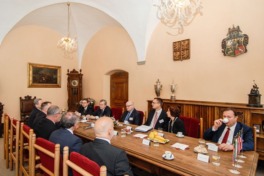 Primátor Plzně Martin Zrzavecký se dnes setkal s ministry kultury Visegrádské skupiny (V4) a dalšími zástupci, kteří jsou v Plzni od čtvrtka na dvoudenním zasedání. Tématem diskuze s ministrem kultury České republiky Danielem Hermanem, polským místopředsedou vlády a ministrem kultury a národního dědictví Piotrem Glińskim, státním tajemníkem Ministerstva kultury Slovenské republiky Ivanem Sečíkem a maďarským státním tajemníkem resortu lidských zdrojů Bencem Rétvárim bylo hodnocení projektu Plzeň – Evropské hlavní město kultury 2015 a také například i nová identita Plzně. (foto: 10.6.2016)