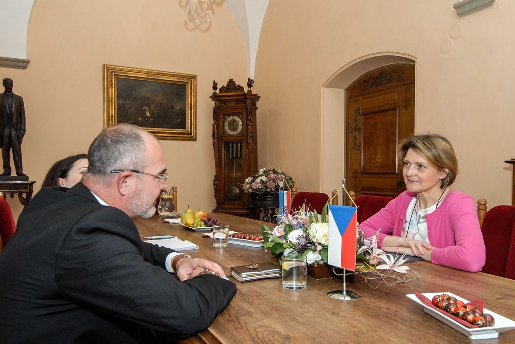 O projekt Evropské hlavní město kultury, zkušenosti s jeho organizací a přínosy pro město Plzeň se zajímala velvyslankyně Chorvatské republiky J. E. Ines Troha. Na plzeňské radnici ji přivítal primátor města Martin Zrzavecký, s nímž diskutovala o možnostech spolupráce na přípravě prestižního kulturního projektu. Evropská komise letos v březnu oznámila, že Evropským hlavním městem kultury pro rok 2020 bude chorvatské přístavní město Rijeka. (foto: 10.6.2016)