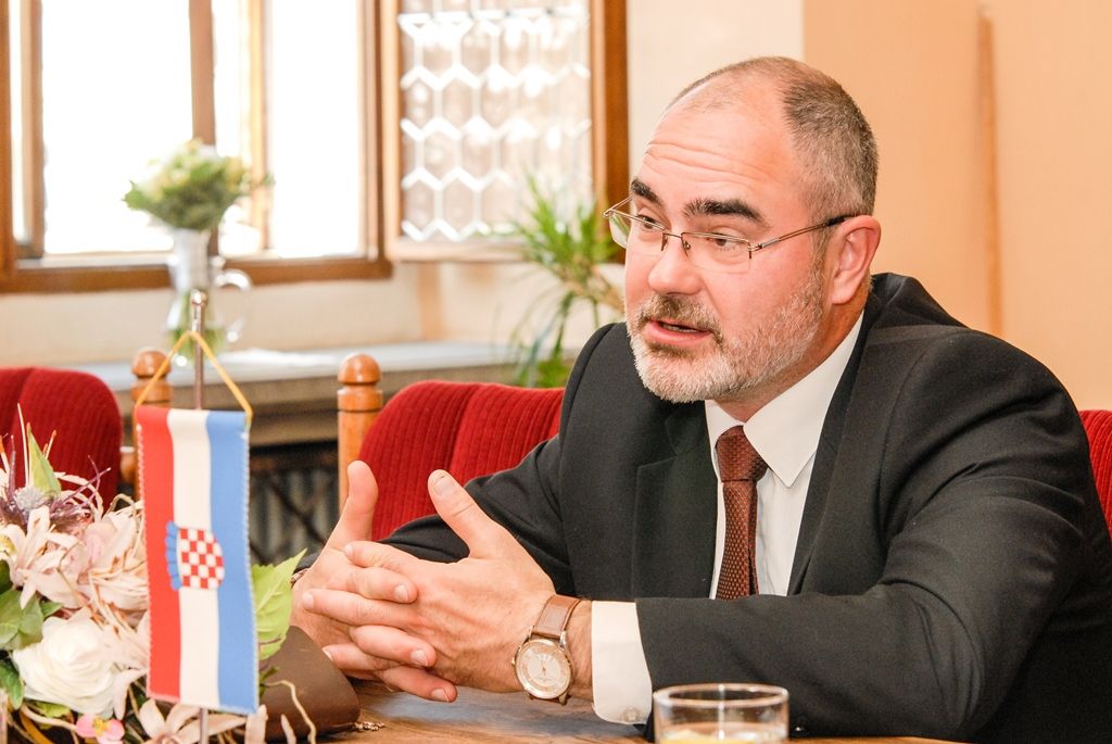 O projekt Evropské hlavní město kultury, zkušenosti s jeho organizací a přínosy pro město Plzeň se zajímala velvyslankyně Chorvatské republiky J. E. Ines Troha. Na plzeňské radnici ji přivítal primátor města Martin Zrzavecký, s nímž diskutovala o možnostech spolupráce na přípravě prestižního kulturního projektu. Evropská komise letos v březnu oznámila, že Evropským hlavním městem kultury pro rok 2020 bude chorvatské přístavní město Rijeka. (foto: 10.6.2016)