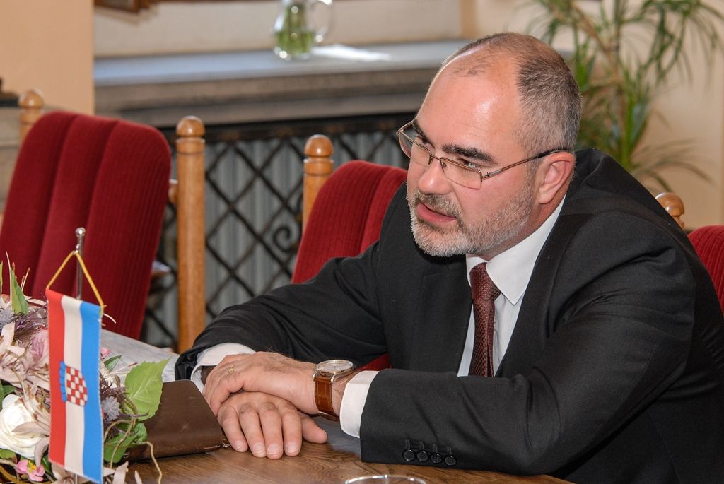 O projekt Evropské hlavní město kultury, zkušenosti s jeho organizací a přínosy pro město Plzeň se zajímala velvyslankyně Chorvatské republiky J. E. Ines Troha. Na plzeňské radnici ji přivítal primátor města Martin Zrzavecký, s nímž diskutovala o možnostech spolupráce na přípravě prestižního kulturního projektu. Evropská komise letos v březnu oznámila, že Evropským hlavním městem kultury pro rok 2020 bude chorvatské přístavní město Rijeka. (foto: 10.6.2016)