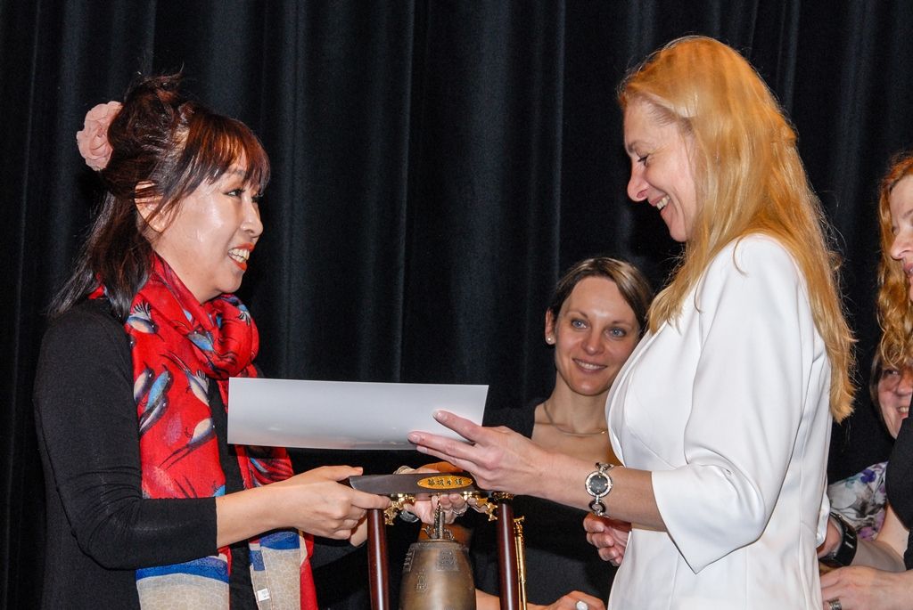 Účastníky Mezinárodního folklorního festivalu CIOFF Plzeň přijala v neděli v Měšťanské besedě náměstkyně primátora města Plzně pro oblast školství a sociálních věcí Eva Herinková. Setkání se zástupci českých i zahraničních souborů tak zakončilo již tradiční akci, která se v západočeské metropoli poprvé konala v roce 1997 a od té doby každoročně hostí dvacítku tanečních uskupení z Čech, Moravy, Evropy i exotičtějších destinací. Letošního 20. ročníku se zúčastnili účinkující z Plzeňského kraje, Znojma a Vsetína, ale také tanečníci z Chorvatska, Slovenska, Mexika, Peru a Jižní Koreje. (foto: 12.6.2016)