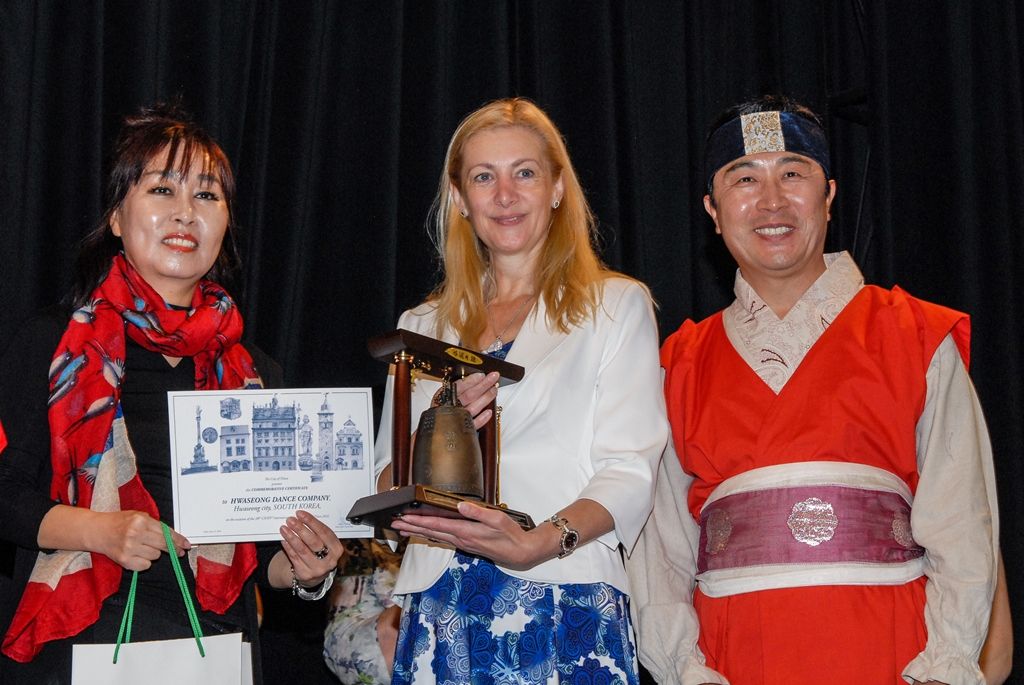 Účastníky Mezinárodního folklorního festivalu CIOFF Plzeň přijala v neděli v Měšťanské besedě náměstkyně primátora města Plzně pro oblast školství a sociálních věcí Eva Herinková. Setkání se zástupci českých i zahraničních souborů tak zakončilo již tradiční akci, která se v západočeské metropoli poprvé konala v roce 1997 a od té doby každoročně hostí dvacítku tanečních uskupení z Čech, Moravy, Evropy i exotičtějších destinací. Letošního 20. ročníku se zúčastnili účinkující z Plzeňského kraje, Znojma a Vsetína, ale také tanečníci z Chorvatska, Slovenska, Mexika, Peru a Jižní Koreje. (foto: 12.6.2016)