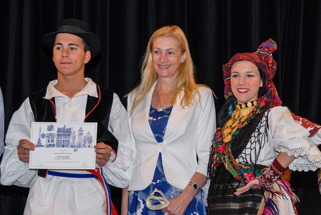 Účastníky Mezinárodního folklorního festivalu CIOFF Plzeň přijala v neděli v Měšťanské besedě náměstkyně primátora města Plzně pro oblast školství a sociálních věcí Eva Herinková. Setkání se zástupci českých i zahraničních souborů tak zakončilo již tradiční akci, která se v západočeské metropoli poprvé konala v roce 1997 a od té doby každoročně hostí dvacítku tanečních uskupení z Čech, Moravy, Evropy i exotičtějších destinací. Letošního 20. ročníku se zúčastnili účinkující z Plzeňského kraje, Znojma a Vsetína, ale také tanečníci z Chorvatska, Slovenska, Mexika, Peru a Jižní Koreje. (foto: 12.6.2016)