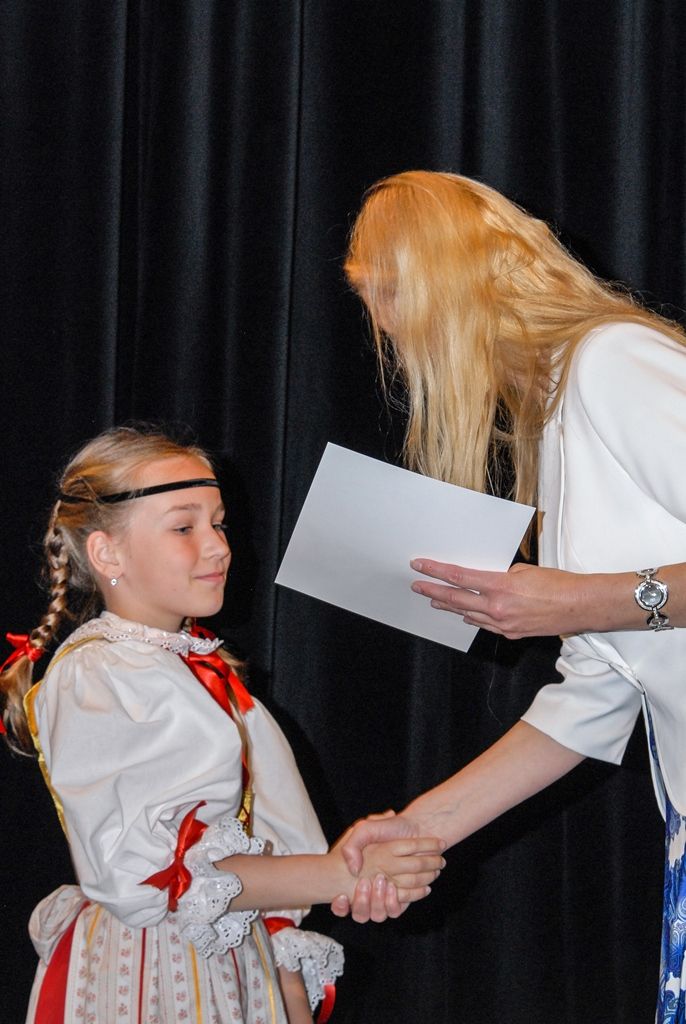 Účastníky Mezinárodního folklorního festivalu CIOFF Plzeň přijala v neděli v Měšťanské besedě náměstkyně primátora města Plzně pro oblast školství a sociálních věcí Eva Herinková. Setkání se zástupci českých i zahraničních souborů tak zakončilo již tradiční akci, která se v západočeské metropoli poprvé konala v roce 1997 a od té doby každoročně hostí dvacítku tanečních uskupení z Čech, Moravy, Evropy i exotičtějších destinací. Letošního 20. ročníku se zúčastnili účinkující z Plzeňského kraje, Znojma a Vsetína, ale také tanečníci z Chorvatska, Slovenska, Mexika, Peru a Jižní Koreje. (foto: 12.6.2016)