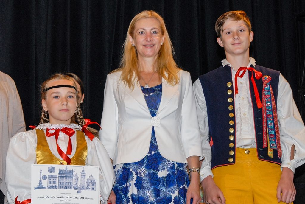 Účastníky Mezinárodního folklorního festivalu CIOFF Plzeň přijala v neděli v Měšťanské besedě náměstkyně primátora města Plzně pro oblast školství a sociálních věcí Eva Herinková. Setkání se zástupci českých i zahraničních souborů tak zakončilo již tradiční akci, která se v západočeské metropoli poprvé konala v roce 1997 a od té doby každoročně hostí dvacítku tanečních uskupení z Čech, Moravy, Evropy i exotičtějších destinací. Letošního 20. ročníku se zúčastnili účinkující z Plzeňského kraje, Znojma a Vsetína, ale také tanečníci z Chorvatska, Slovenska, Mexika, Peru a Jižní Koreje. (foto: 12.6.2016)