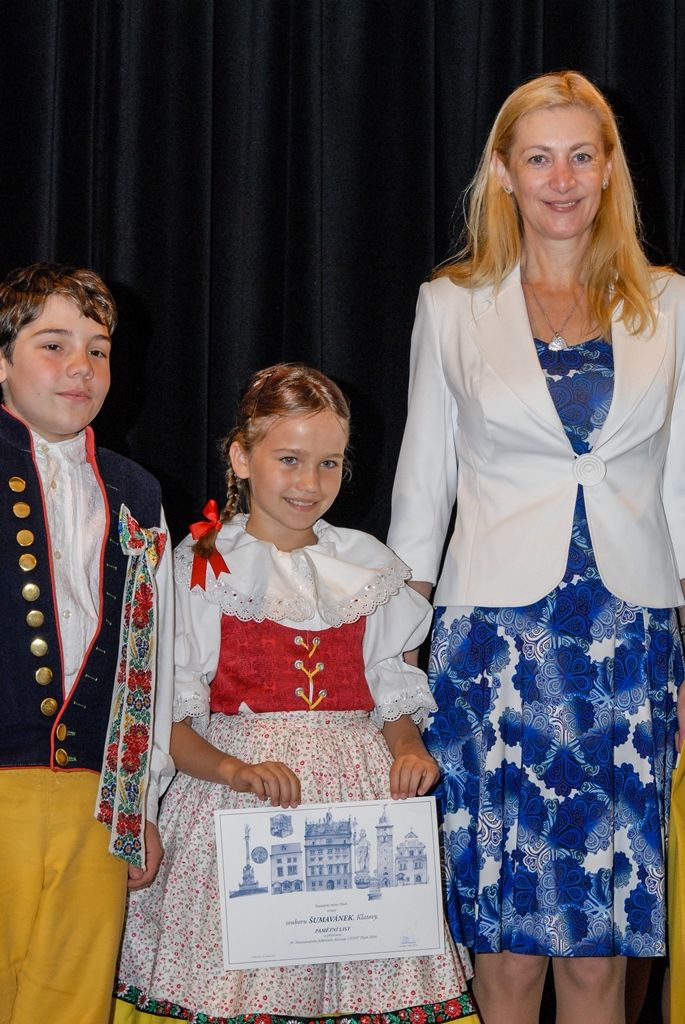 Účastníky Mezinárodního folklorního festivalu CIOFF Plzeň přijala v neděli v Měšťanské besedě náměstkyně primátora města Plzně pro oblast školství a sociálních věcí Eva Herinková. Setkání se zástupci českých i zahraničních souborů tak zakončilo již tradiční akci, která se v západočeské metropoli poprvé konala v roce 1997 a od té doby každoročně hostí dvacítku tanečních uskupení z Čech, Moravy, Evropy i exotičtějších destinací. Letošního 20. ročníku se zúčastnili účinkující z Plzeňského kraje, Znojma a Vsetína, ale také tanečníci z Chorvatska, Slovenska, Mexika, Peru a Jižní Koreje. (foto: 12.6.2016)