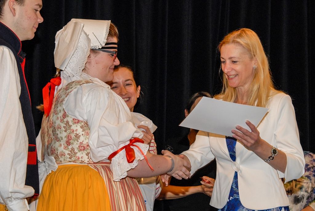 Účastníky Mezinárodního folklorního festivalu CIOFF Plzeň přijala v neděli v Měšťanské besedě náměstkyně primátora města Plzně pro oblast školství a sociálních věcí Eva Herinková. Setkání se zástupci českých i zahraničních souborů tak zakončilo již tradiční akci, která se v západočeské metropoli poprvé konala v roce 1997 a od té doby každoročně hostí dvacítku tanečních uskupení z Čech, Moravy, Evropy i exotičtějších destinací. Letošního 20. ročníku se zúčastnili účinkující z Plzeňského kraje, Znojma a Vsetína, ale také tanečníci z Chorvatska, Slovenska, Mexika, Peru a Jižní Koreje. (foto: 12.6.2016)