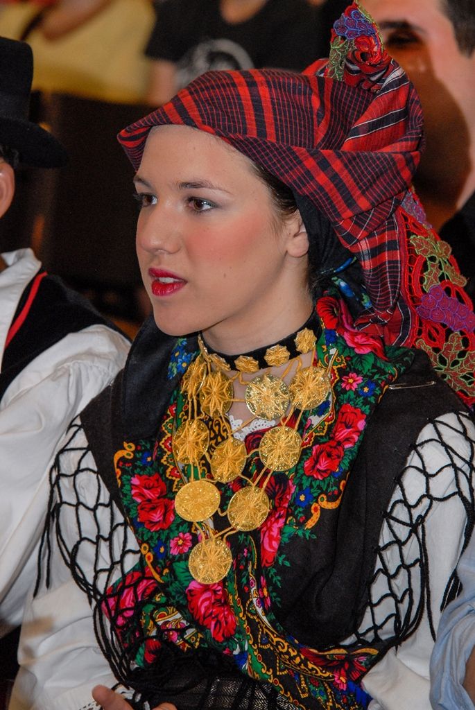 Účastníky Mezinárodního folklorního festivalu CIOFF Plzeň přijala v neděli v Měšťanské besedě náměstkyně primátora města Plzně pro oblast školství a sociálních věcí Eva Herinková. Setkání se zástupci českých i zahraničních souborů tak zakončilo již tradiční akci, která se v západočeské metropoli poprvé konala v roce 1997 a od té doby každoročně hostí dvacítku tanečních uskupení z Čech, Moravy, Evropy i exotičtějších destinací. Letošního 20. ročníku se zúčastnili účinkující z Plzeňského kraje, Znojma a Vsetína, ale také tanečníci z Chorvatska, Slovenska, Mexika, Peru a Jižní Koreje. (foto: 12.6.2016)