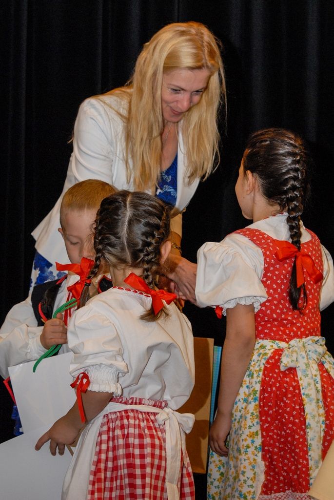 Účastníky Mezinárodního folklorního festivalu CIOFF Plzeň přijala v neděli v Měšťanské besedě náměstkyně primátora města Plzně pro oblast školství a sociálních věcí Eva Herinková. Setkání se zástupci českých i zahraničních souborů tak zakončilo již tradiční akci, která se v západočeské metropoli poprvé konala v roce 1997 a od té doby každoročně hostí dvacítku tanečních uskupení z Čech, Moravy, Evropy i exotičtějších destinací. Letošního 20. ročníku se zúčastnili účinkující z Plzeňského kraje, Znojma a Vsetína, ale také tanečníci z Chorvatska, Slovenska, Mexika, Peru a Jižní Koreje. (foto: 12.6.2016)