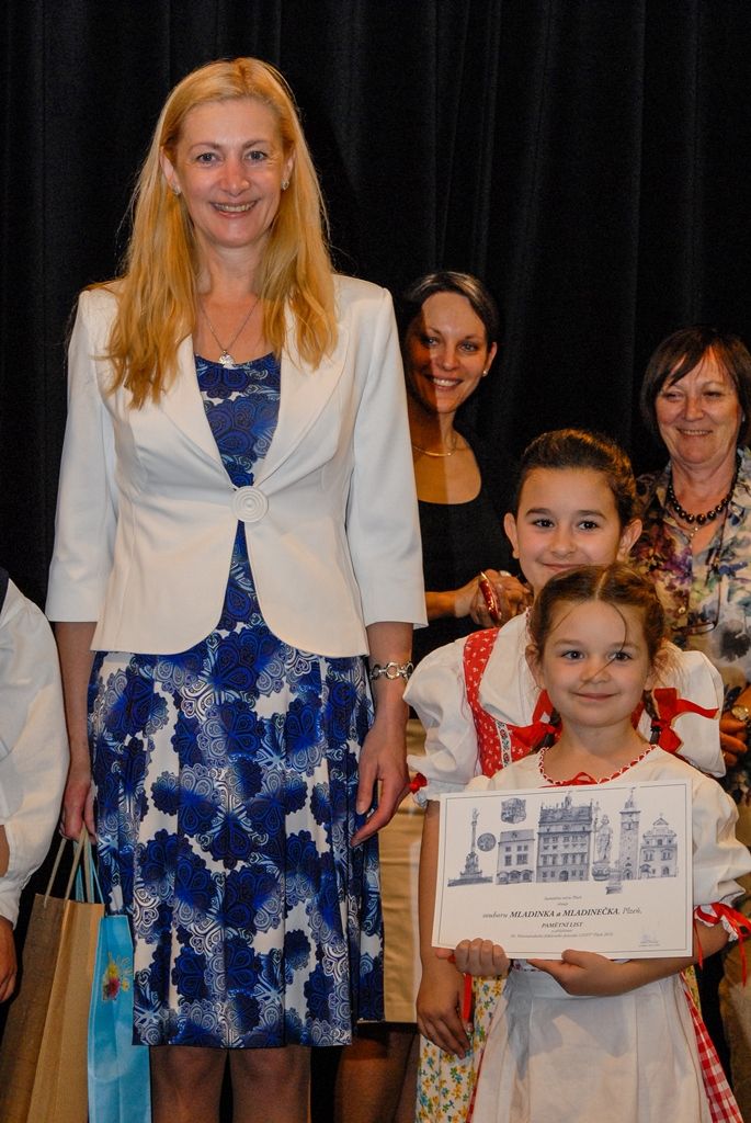 Účastníky Mezinárodního folklorního festivalu CIOFF Plzeň přijala v neděli v Měšťanské besedě náměstkyně primátora města Plzně pro oblast školství a sociálních věcí Eva Herinková. Setkání se zástupci českých i zahraničních souborů tak zakončilo již tradiční akci, která se v západočeské metropoli poprvé konala v roce 1997 a od té doby každoročně hostí dvacítku tanečních uskupení z Čech, Moravy, Evropy i exotičtějších destinací. Letošního 20. ročníku se zúčastnili účinkující z Plzeňského kraje, Znojma a Vsetína, ale také tanečníci z Chorvatska, Slovenska, Mexika, Peru a Jižní Koreje. (foto: 12.6.2016)