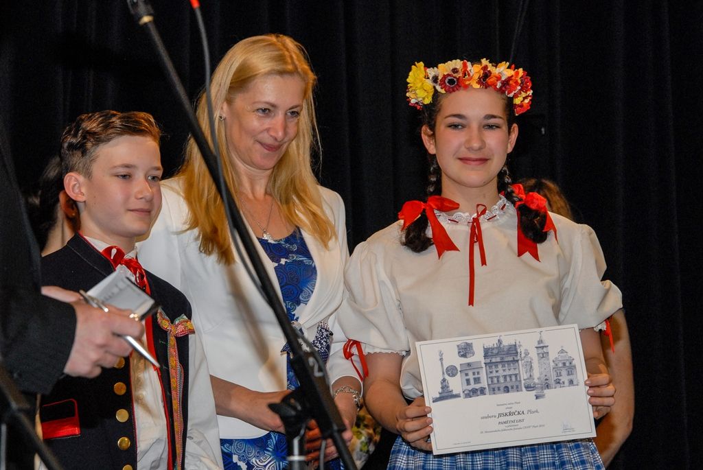 Účastníky Mezinárodního folklorního festivalu CIOFF Plzeň přijala v neděli v Měšťanské besedě náměstkyně primátora města Plzně pro oblast školství a sociálních věcí Eva Herinková. Setkání se zástupci českých i zahraničních souborů tak zakončilo již tradiční akci, která se v západočeské metropoli poprvé konala v roce 1997 a od té doby každoročně hostí dvacítku tanečních uskupení z Čech, Moravy, Evropy i exotičtějších destinací. Letošního 20. ročníku se zúčastnili účinkující z Plzeňského kraje, Znojma a Vsetína, ale také tanečníci z Chorvatska, Slovenska, Mexika, Peru a Jižní Koreje. (foto: 12.6.2016)