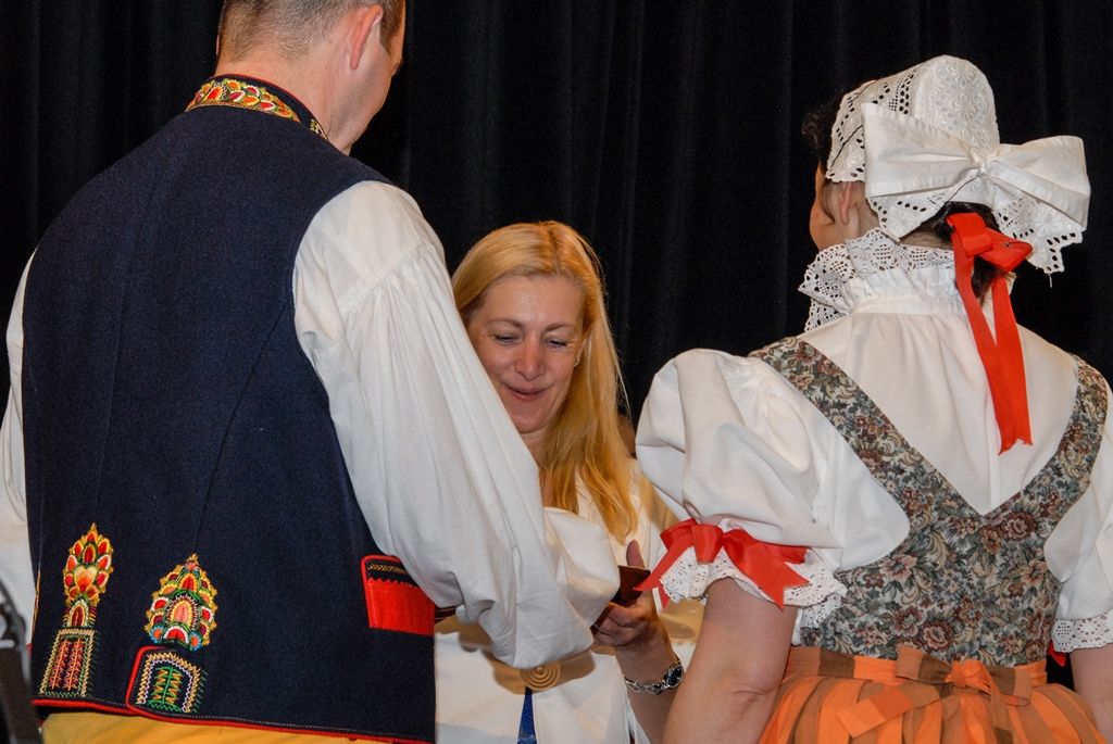 Účastníky Mezinárodního folklorního festivalu CIOFF Plzeň přijala v neděli v Měšťanské besedě náměstkyně primátora města Plzně pro oblast školství a sociálních věcí Eva Herinková. Setkání se zástupci českých i zahraničních souborů tak zakončilo již tradiční akci, která se v západočeské metropoli poprvé konala v roce 1997 a od té doby každoročně hostí dvacítku tanečních uskupení z Čech, Moravy, Evropy i exotičtějších destinací. Letošního 20. ročníku se zúčastnili účinkující z Plzeňského kraje, Znojma a Vsetína, ale také tanečníci z Chorvatska, Slovenska, Mexika, Peru a Jižní Koreje. (foto: 12.6.2016)