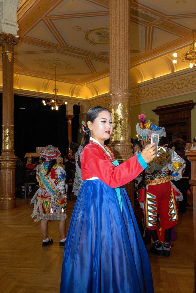 Účastníky Mezinárodního folklorního festivalu CIOFF Plzeň přijala v neděli v Měšťanské besedě náměstkyně primátora města Plzně pro oblast školství a sociálních věcí Eva Herinková. Setkání se zástupci českých i zahraničních souborů tak zakončilo již tradiční akci, která se v západočeské metropoli poprvé konala v roce 1997 a od té doby každoročně hostí dvacítku tanečních uskupení z Čech, Moravy, Evropy i exotičtějších destinací. Letošního 20. ročníku se zúčastnili účinkující z Plzeňského kraje, Znojma a Vsetína, ale také tanečníci z Chorvatska, Slovenska, Mexika, Peru a Jižní Koreje. (foto: 12.6.2016)