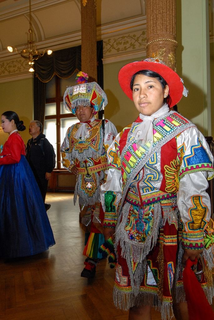 Účastníky Mezinárodního folklorního festivalu CIOFF Plzeň přijala v neděli v Měšťanské besedě náměstkyně primátora města Plzně pro oblast školství a sociálních věcí Eva Herinková. Setkání se zástupci českých i zahraničních souborů tak zakončilo již tradiční akci, která se v západočeské metropoli poprvé konala v roce 1997 a od té doby každoročně hostí dvacítku tanečních uskupení z Čech, Moravy, Evropy i exotičtějších destinací. Letošního 20. ročníku se zúčastnili účinkující z Plzeňského kraje, Znojma a Vsetína, ale také tanečníci z Chorvatska, Slovenska, Mexika, Peru a Jižní Koreje. (foto: 12.6.2016)
