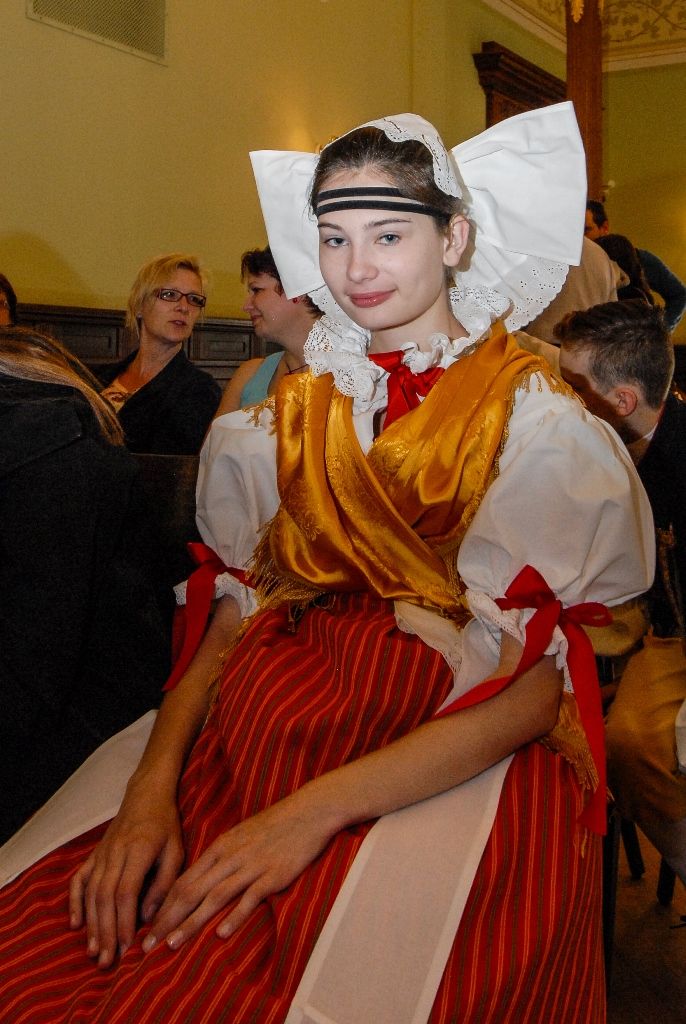 Účastníky Mezinárodního folklorního festivalu CIOFF Plzeň přijala v neděli v Měšťanské besedě náměstkyně primátora města Plzně pro oblast školství a sociálních věcí Eva Herinková. Setkání se zástupci českých i zahraničních souborů tak zakončilo již tradiční akci, která se v západočeské metropoli poprvé konala v roce 1997 a od té doby každoročně hostí dvacítku tanečních uskupení z Čech, Moravy, Evropy i exotičtějších destinací. Letošního 20. ročníku se zúčastnili účinkující z Plzeňského kraje, Znojma a Vsetína, ale také tanečníci z Chorvatska, Slovenska, Mexika, Peru a Jižní Koreje. (foto: 12.6.2016)