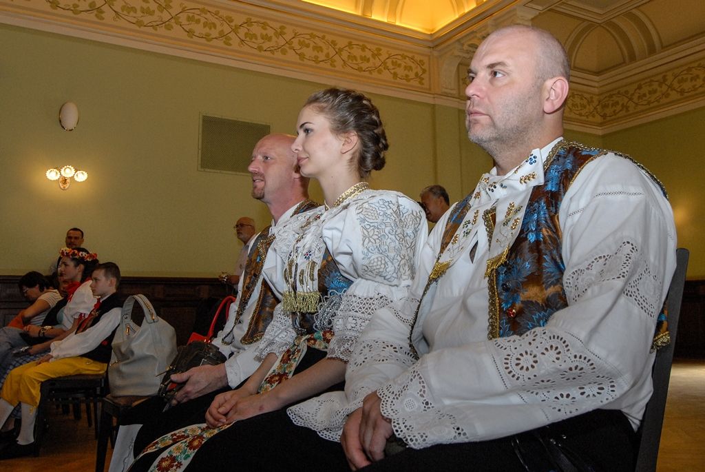 Účastníky Mezinárodního folklorního festivalu CIOFF Plzeň přijala v neděli v Měšťanské besedě náměstkyně primátora města Plzně pro oblast školství a sociálních věcí Eva Herinková. Setkání se zástupci českých i zahraničních souborů tak zakončilo již tradiční akci, která se v západočeské metropoli poprvé konala v roce 1997 a od té doby každoročně hostí dvacítku tanečních uskupení z Čech, Moravy, Evropy i exotičtějších destinací. Letošního 20. ročníku se zúčastnili účinkující z Plzeňského kraje, Znojma a Vsetína, ale také tanečníci z Chorvatska, Slovenska, Mexika, Peru a Jižní Koreje. (foto: 12.6.2016)