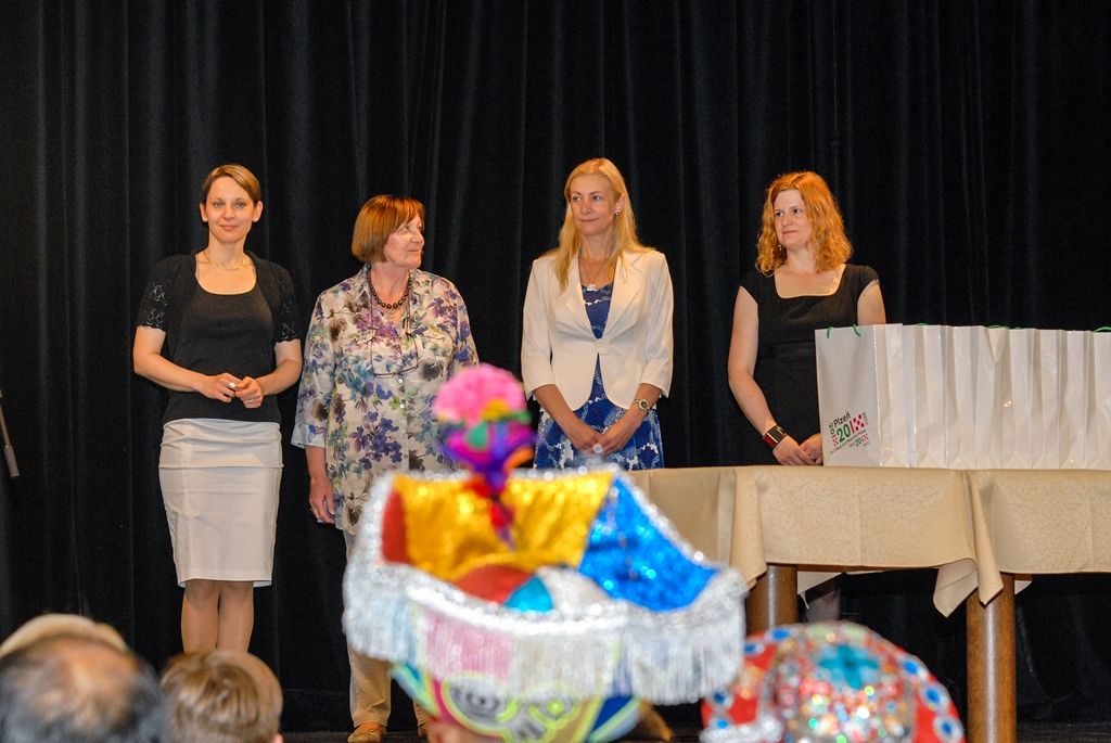 Účastníky Mezinárodního folklorního festivalu CIOFF Plzeň přijala v neděli v Měšťanské besedě náměstkyně primátora města Plzně pro oblast školství a sociálních věcí Eva Herinková. Setkání se zástupci českých i zahraničních souborů tak zakončilo již tradiční akci, která se v západočeské metropoli poprvé konala v roce 1997 a od té doby každoročně hostí dvacítku tanečních uskupení z Čech, Moravy, Evropy i exotičtějších destinací. Letošního 20. ročníku se zúčastnili účinkující z Plzeňského kraje, Znojma a Vsetína, ale také tanečníci z Chorvatska, Slovenska, Mexika, Peru a Jižní Koreje. (foto: 12.6.2016)