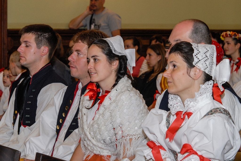 Účastníky Mezinárodního folklorního festivalu CIOFF Plzeň přijala v neděli v Měšťanské besedě náměstkyně primátora města Plzně pro oblast školství a sociálních věcí Eva Herinková. Setkání se zástupci českých i zahraničních souborů tak zakončilo již tradiční akci, která se v západočeské metropoli poprvé konala v roce 1997 a od té doby každoročně hostí dvacítku tanečních uskupení z Čech, Moravy, Evropy i exotičtějších destinací. Letošního 20. ročníku se zúčastnili účinkující z Plzeňského kraje, Znojma a Vsetína, ale také tanečníci z Chorvatska, Slovenska, Mexika, Peru a Jižní Koreje. (foto: 12.6.2016)