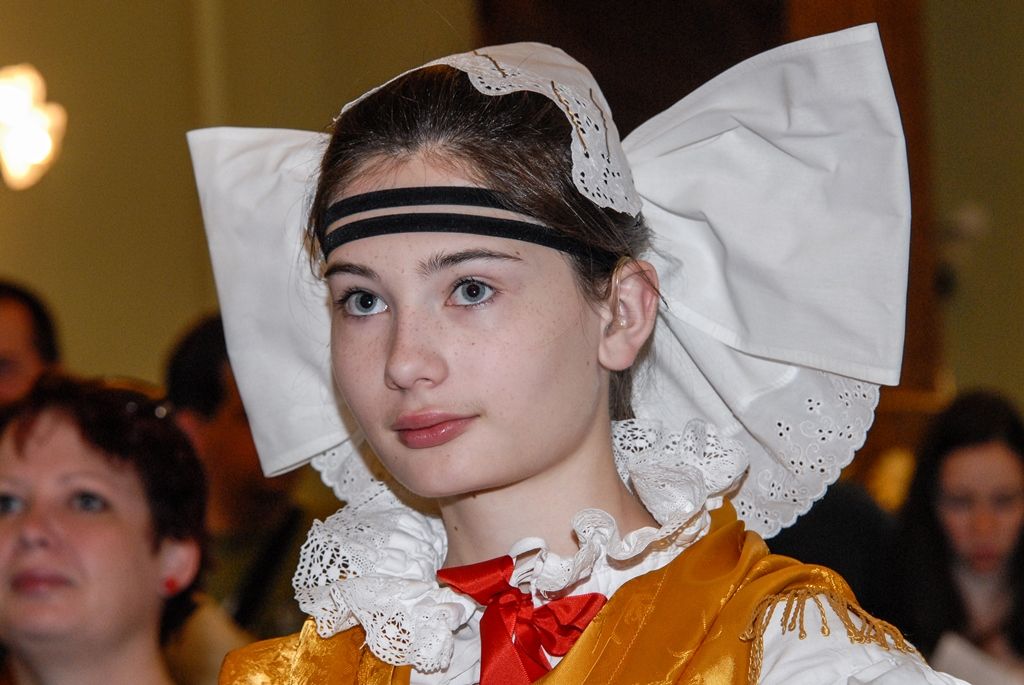 Účastníky Mezinárodního folklorního festivalu CIOFF Plzeň přijala v neděli v Měšťanské besedě náměstkyně primátora města Plzně pro oblast školství a sociálních věcí Eva Herinková. Setkání se zástupci českých i zahraničních souborů tak zakončilo již tradiční akci, která se v západočeské metropoli poprvé konala v roce 1997 a od té doby každoročně hostí dvacítku tanečních uskupení z Čech, Moravy, Evropy i exotičtějších destinací. Letošního 20. ročníku se zúčastnili účinkující z Plzeňského kraje, Znojma a Vsetína, ale také tanečníci z Chorvatska, Slovenska, Mexika, Peru a Jižní Koreje. (foto: 12.6.2016)