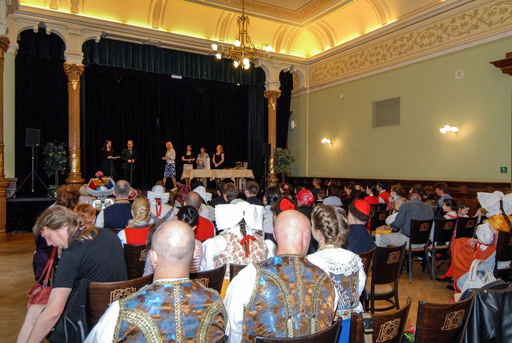 Účastníky Mezinárodního folklorního festivalu CIOFF Plzeň přijala v neděli v Měšťanské besedě náměstkyně primátora města Plzně pro oblast školství a sociálních věcí Eva Herinková. Setkání se zástupci českých i zahraničních souborů tak zakončilo již tradiční akci, která se v západočeské metropoli poprvé konala v roce 1997 a od té doby každoročně hostí dvacítku tanečních uskupení z Čech, Moravy, Evropy i exotičtějších destinací. Letošního 20. ročníku se zúčastnili účinkující z Plzeňského kraje, Znojma a Vsetína, ale také tanečníci z Chorvatska, Slovenska, Mexika, Peru a Jižní Koreje. (foto: 12.6.2016)