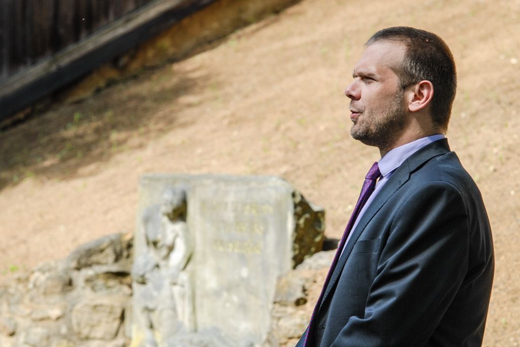Plzeňské oběti heydrichiády uctili včera zástupci města, plzeňských obvodů a další významní hosté na Armádním střeleckém stadionu v Plzni. Dvanáct lidí, kteří souhlasili s atentátem na zastupujícího říšského protektora Reinharda Heydricha, nebo jakýmkoli způsobem pomohli členům výsadkové skupiny parašutistů, našlo v Lobzích smrt před 74 lety. Kromě rodiny Václava Stehlíka, která poskytla první úkryt parašutistům Jozefu Gabčíkovi a Janu Kubišovi ze skupiny Anthropoid, zde byli zastřeleni v době od 28. května do 15. června 1942 Alois Vágner a Josef Pašek z Krašovic za ukrývání střelné zbraně, strojvůdce Rudolf Šváb za schvalování atentátu. Za totéž provinění a navíc za poslech zahraničního rozhlasu byli popraveni Václav Cafourek a jeho osmnáctiletá neteř Blažena Fenclová z Třemošné. Loni zjištěnou dvanáctou obětí byl tulák Josef Vilde, jenž byl bez řádného procesu a soudu také popraven. (foto: 14.6.2016)