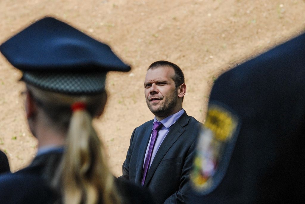 Plzeňské oběti heydrichiády uctili včera zástupci města, plzeňských obvodů a další významní hosté na Armádním střeleckém stadionu v Plzni. Dvanáct lidí, kteří souhlasili s atentátem na zastupujícího říšského protektora Reinharda Heydricha, nebo jakýmkoli způsobem pomohli členům výsadkové skupiny parašutistů, našlo v Lobzích smrt před 74 lety. Kromě rodiny Václava Stehlíka, která poskytla první úkryt parašutistům Jozefu Gabčíkovi a Janu Kubišovi ze skupiny Anthropoid, zde byli zastřeleni v době od 28. května do 15. června 1942 Alois Vágner a Josef Pašek z Krašovic za ukrývání střelné zbraně, strojvůdce Rudolf Šváb za schvalování atentátu. Za totéž provinění a navíc za poslech zahraničního rozhlasu byli popraveni Václav Cafourek a jeho osmnáctiletá neteř Blažena Fenclová z Třemošné. Loni zjištěnou dvanáctou obětí byl tulák Josef Vilde, jenž byl bez řádného procesu a soudu také popraven. (foto: 14.6.2016)