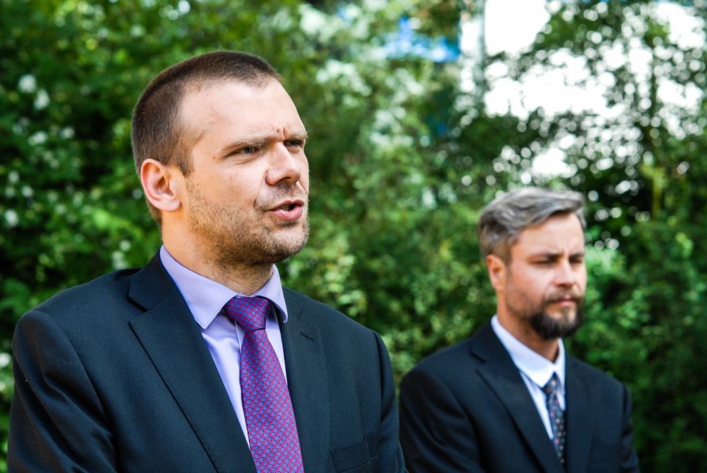 Plzeňské oběti heydrichiády uctili včera zástupci města, plzeňských obvodů a další významní hosté na Armádním střeleckém stadionu v Plzni. Dvanáct lidí, kteří souhlasili s atentátem na zastupujícího říšského protektora Reinharda Heydricha, nebo jakýmkoli způsobem pomohli členům výsadkové skupiny parašutistů, našlo v Lobzích smrt před 74 lety. Kromě rodiny Václava Stehlíka, která poskytla první úkryt parašutistům Jozefu Gabčíkovi a Janu Kubišovi ze skupiny Anthropoid, zde byli zastřeleni v době od 28. května do 15. června 1942 Alois Vágner a Josef Pašek z Krašovic za ukrývání střelné zbraně, strojvůdce Rudolf Šváb za schvalování atentátu. Za totéž provinění a navíc za poslech zahraničního rozhlasu byli popraveni Václav Cafourek a jeho osmnáctiletá neteř Blažena Fenclová z Třemošné. Loni zjištěnou dvanáctou obětí byl tulák Josef Vilde, jenž byl bez řádného procesu a soudu také popraven. (foto: 14.6.2016)